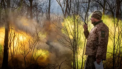 2024年3月25日,烏克蘭頓內次克的巴赫穆特附近,烏克蘭砲兵正在對俄軍前線陣地開火。(美聯社)
