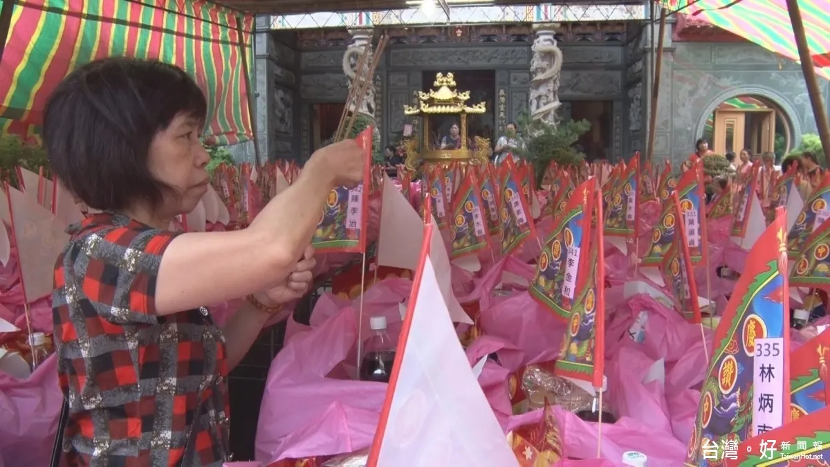 慶中元不忘公益 三重北極真武廟將供品捐助低收戶 慶中元不忘公益 三重北極真武廟將供品捐助低收戶