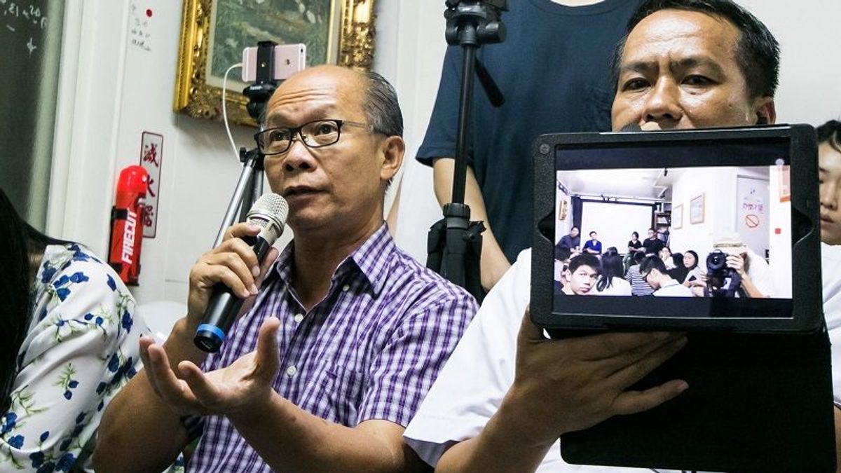 媒觀舉辦「子彈、警察與移工:移工人權在哪裡?」座談。阮文雄神父為圖左,圖右為正在為直播越南籍神父。(台灣媒觀提供) 媒觀舉辦「子彈、警察與移工:移工人權在哪裡?」座談。阮文雄神父為圖左,圖右為正在為直播越南籍神父。(台灣媒觀提供)