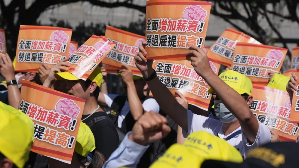 台灣工人鬥陣等勞工團體19日在總統府前凱達格蘭大道抗議,提出全面增加薪資、勞退雇提提高、設立分潤制度、安全網要革新等訴求;勞團初估約2000名勞工站上街頭,為權益發聲。(中央社)