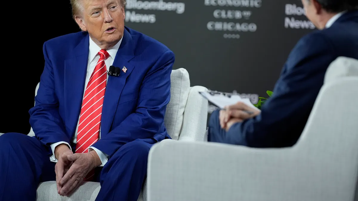 2024年10月15日、トランプ氏はシカゴ経済クラブでブルームバーグ社の編集長ジョン・ミクルスウェイト氏のインタビューに応じた。(AP通信)