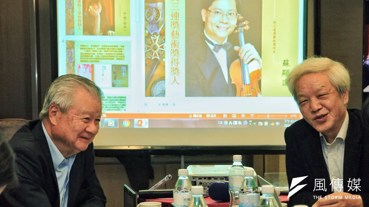 吳三連獎得獎人記者會,吳三連基金會董事長吳樹民(左)與作家向陽一同介紹得獎者。(曾原信攝)