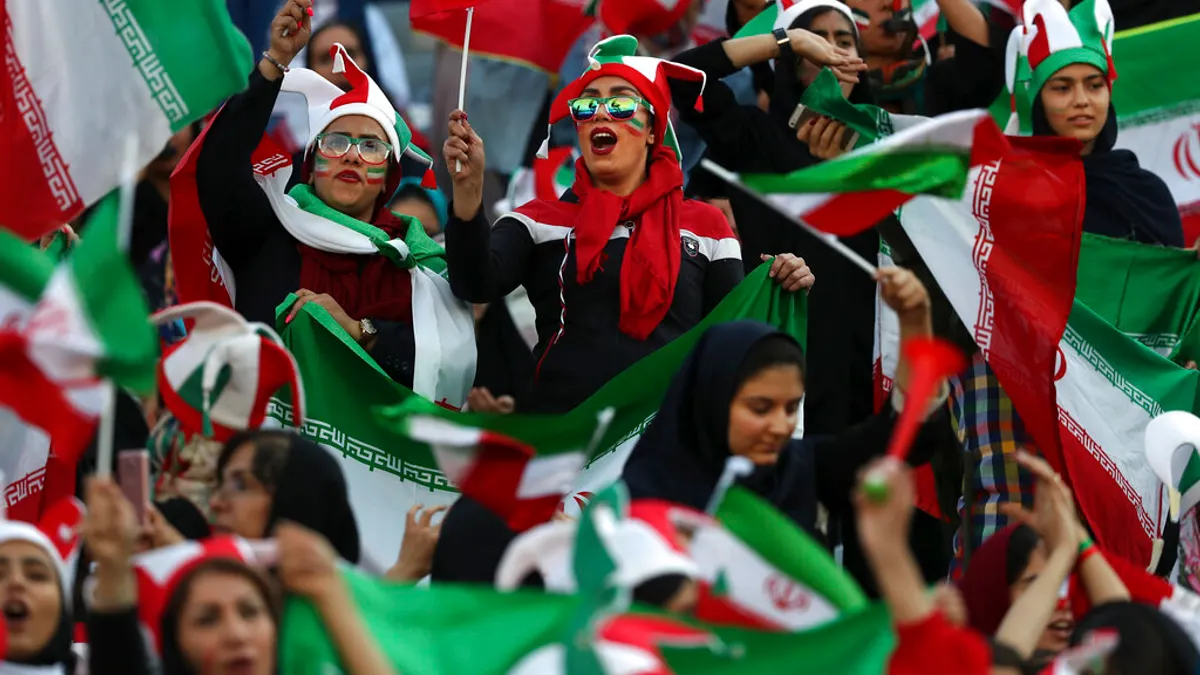 10月10日伊朗官方40年來首度開放女性進入體育館觀賞男性賽事。(AP)