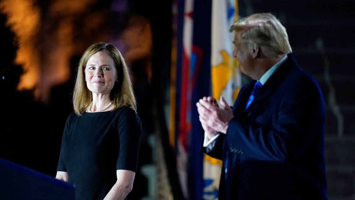 雖然成功讓巴雷特(左)成為大法官,但川普(右)沒因此在選戰得利。(美聯社) 雖然成功讓巴雷特(左)成為大法官,但川普(右)沒因此在選戰得利。(美聯社)