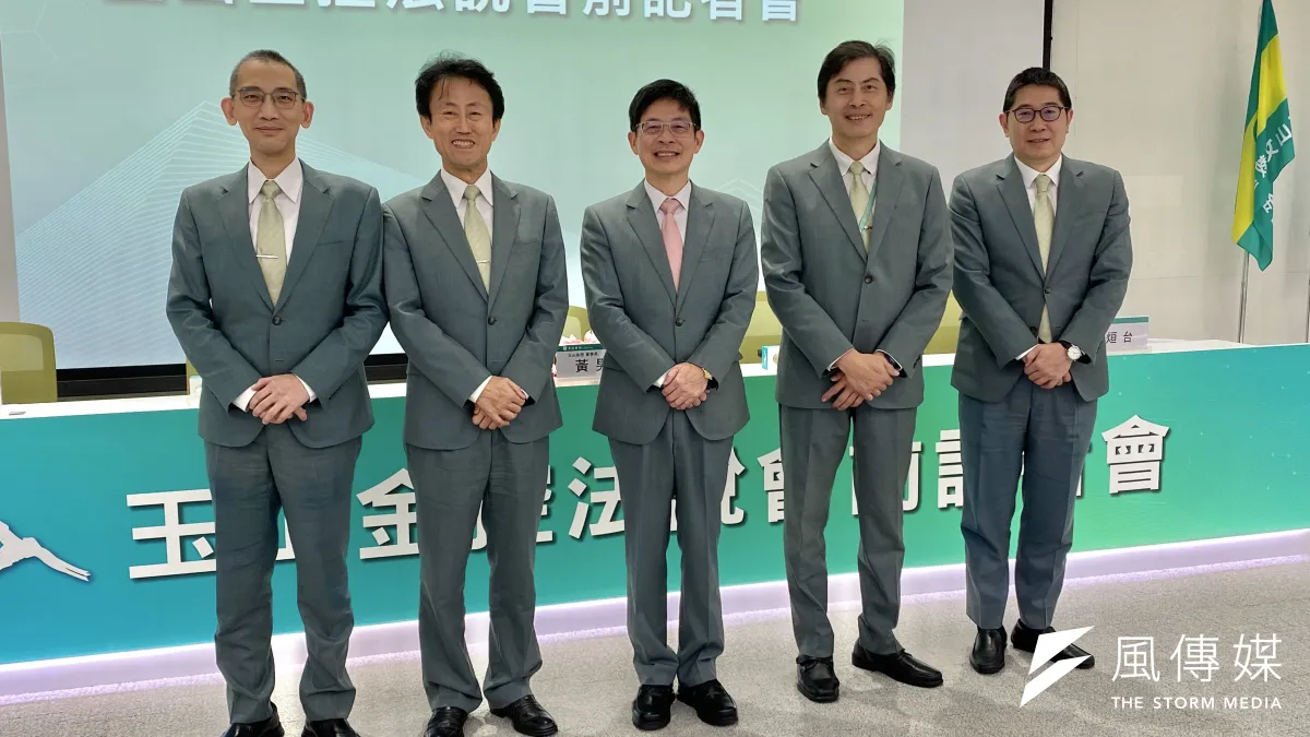 玉山金控財務長程國榮(左起)、總經理陳茂欽、董事長黃男州、科技長張智星、玉山證券總經理陳烜台,26日出席第四季法說會前記者會。(陳怡慈攝)