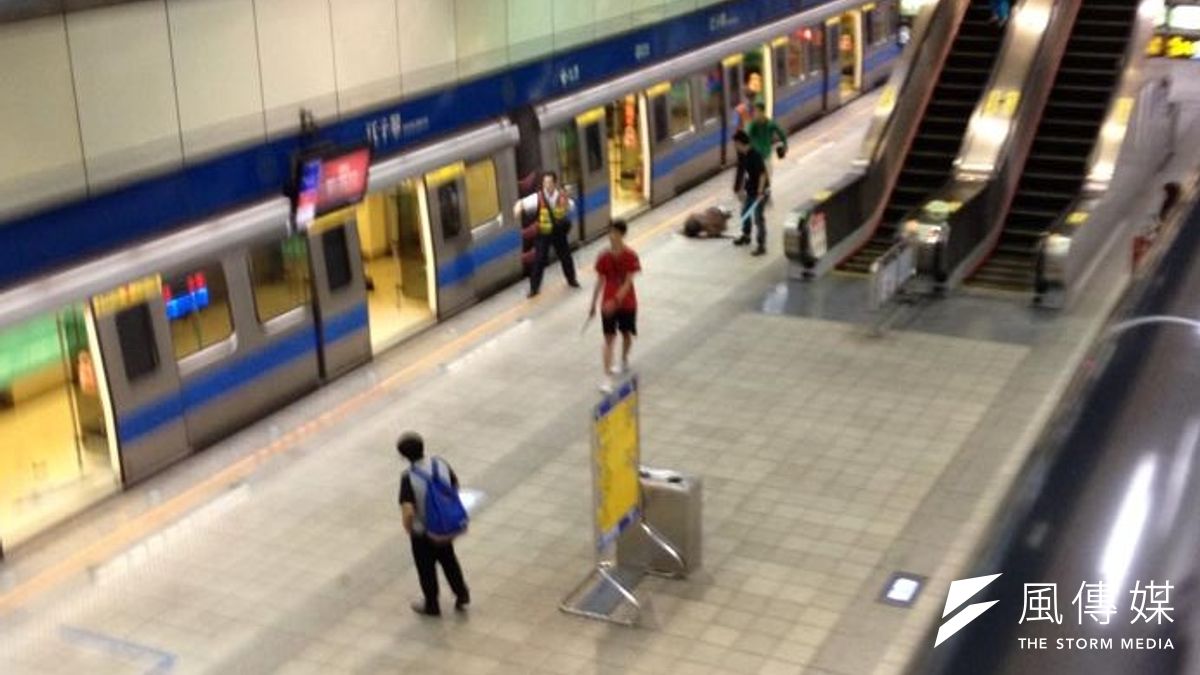 北捷隨機殺人凶嫌鄭捷(穿紅衣者)行凶後,手持凶刀走出捷運車廂。(取自Akai Huang臉書) 北捷隨機殺人凶嫌鄭捷(穿紅衣者)行凶後,手持凶刀走出捷運車廂。(取自Akai Huang臉書)