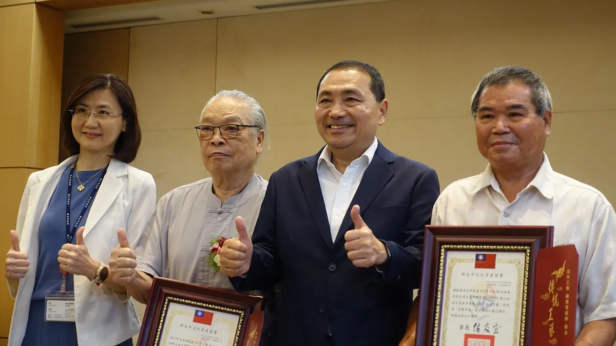 市長、文化局局長與保存者合影(圖/新北市政府文化局提供)