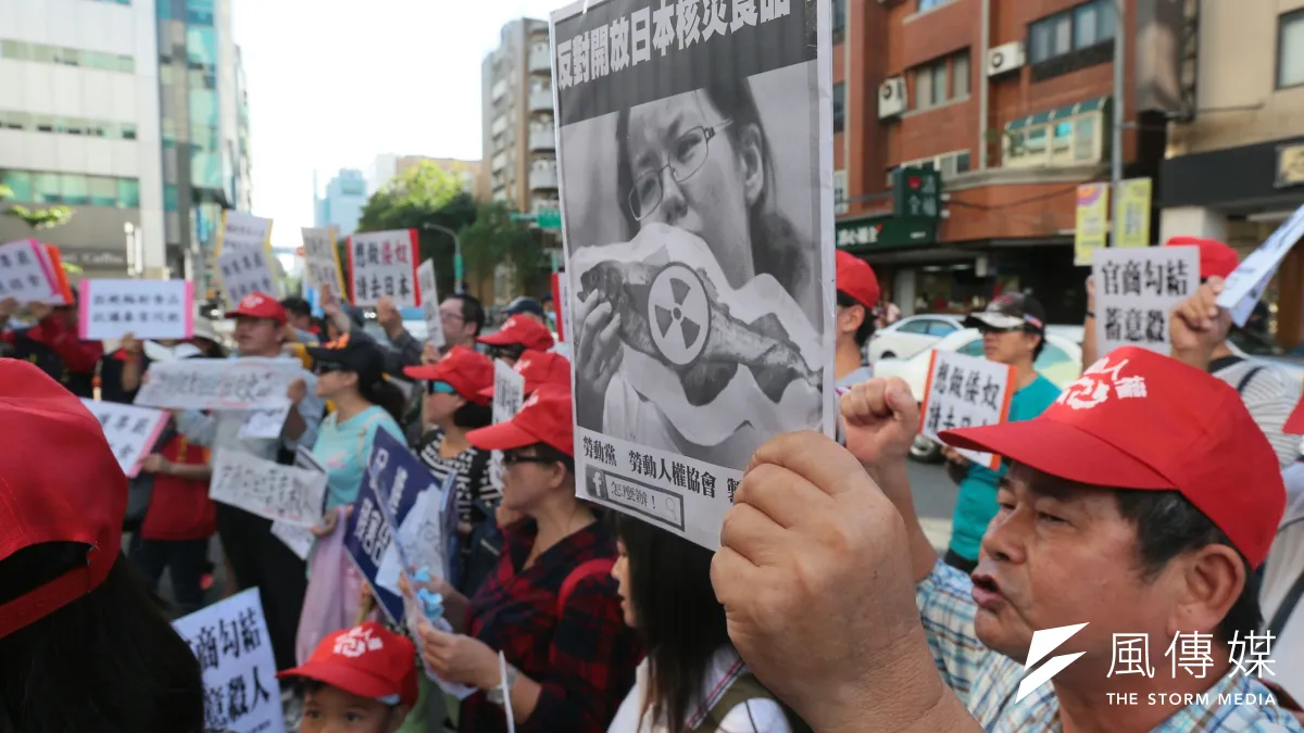 日本核災區食品擬開放輸台引發爭議,醫師表示,長期、大量暴露在輻射環境之下者,罹患甲狀腺癌、淋巴癌、白血病及皮膚癌的機率較高,政府有責任給民眾更多選擇的權利。圖為民眾抗議開放日本核災區食品輸台。(資料照,顏麟宇攝)