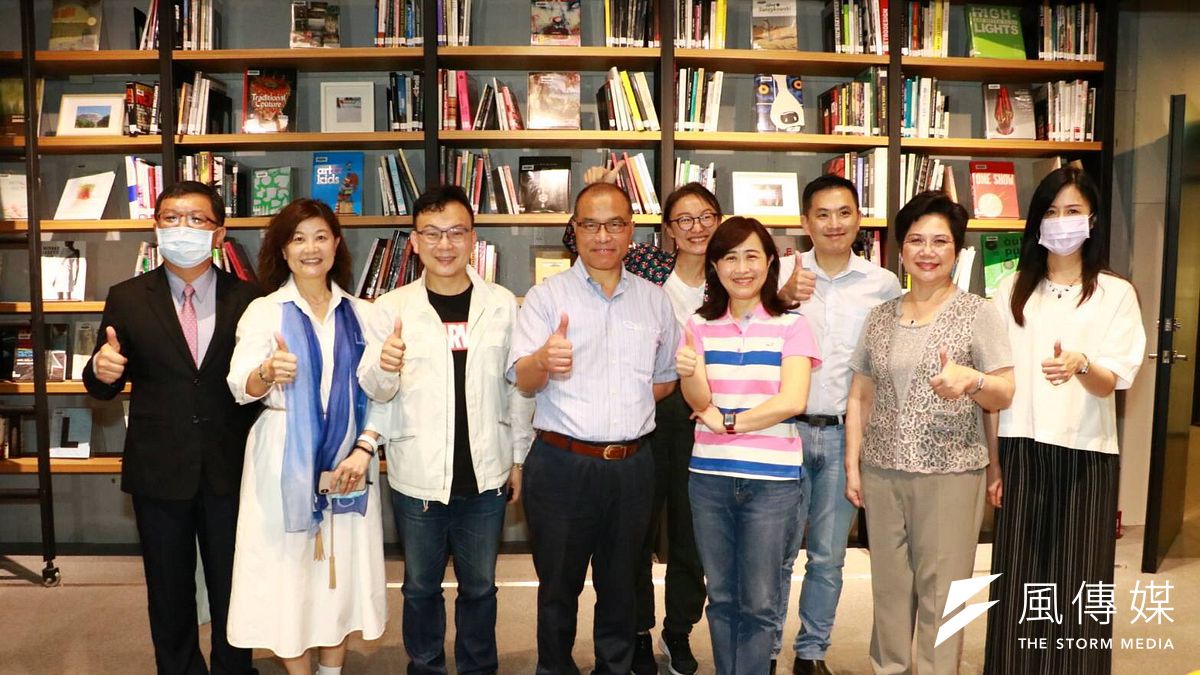 副市長葉匡時(中)與文化局長林思伶(左二)率市府團隊陪同立法院教育及文化委員視察駁二藝術特區,並走訪進駐文創店家,針對藝文團隊、進駐店家需求及駁二園區爭取國營事業予以減租等事宜,共同舉行綜合座談。(圖/徐炳文攝) 副市長葉匡時(中)與文化局長林思伶(左二)率市府團隊陪同立法院教育及文化委員視察駁二藝術特區,並走訪進駐文創店家,針對藝文團隊、進駐店家需求及駁二園區爭取國營事業予以減租等事宜,共同舉行綜合座談。(圖/徐炳文攝)