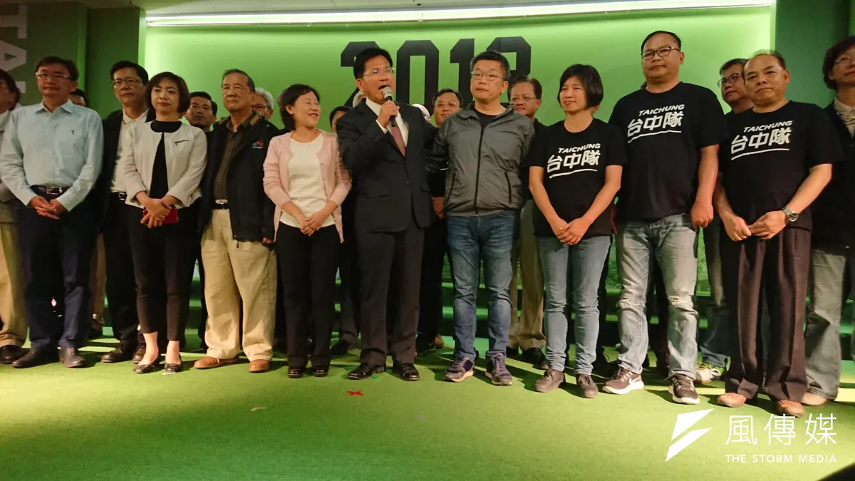 開記者會 20181124_民進黨台中市長候選人林佳龍(左五)晚間開記者會。(新新聞柯承惠攝)