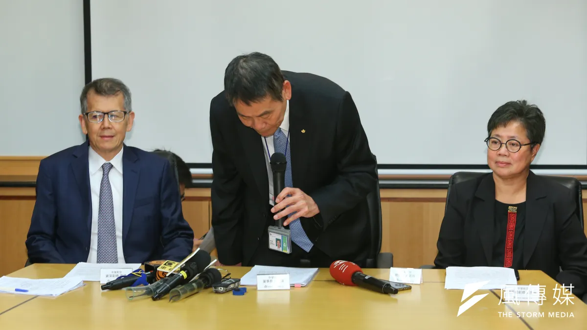 針對國安局私菸案,華航董事長謝世謙(中)、資深副總張揚(左)等人25日召開記者會說明,並對造成社會紛擾鞠躬致歉。(顏麟宇攝)