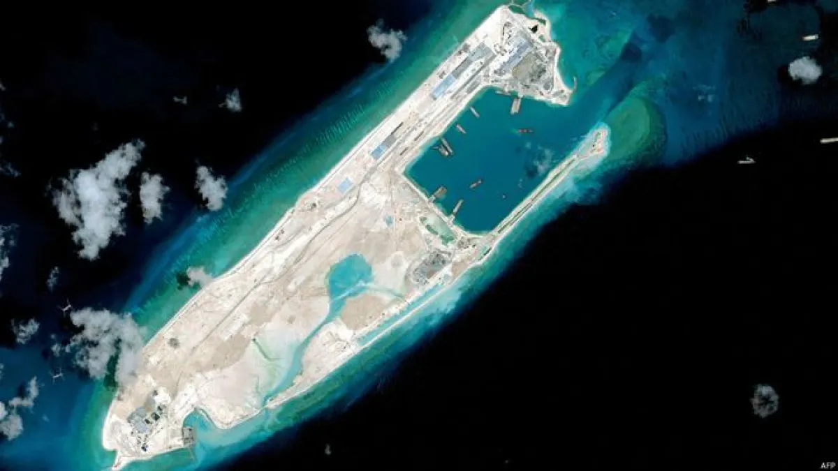 2015年4月的航拍顯示了中國在永署礁上擴建工程的規模。(BBC中文網)