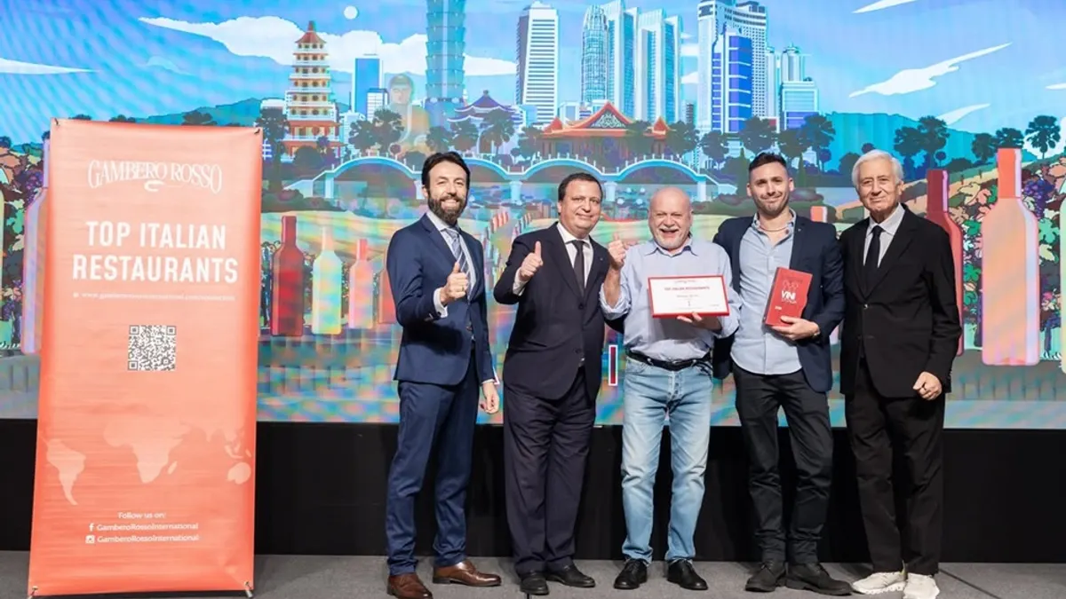Botega del Vin榮獲2025紅蝦評鑑Top Restaurant 殊榮,創辦人 Giorgio (中)與兒子 Andrea(右二)上台授獎。(圖/Botega del Vin提供) Botega del Vin榮獲2025紅蝦評鑑Top Restaurant 殊榮,創辦人 Giorgio (中)與兒子 Andrea(右二)上台授獎。(圖/Botega del Vin提供)