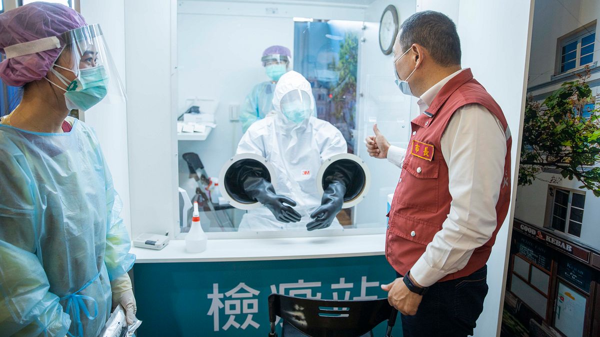 新北市長侯友宜9日前往鴻海公司視察企業快篩情形。(新北市政府提供) 新北市長侯友宜9日前往鴻海公司視察企業快篩情形。(新北市政府提供)