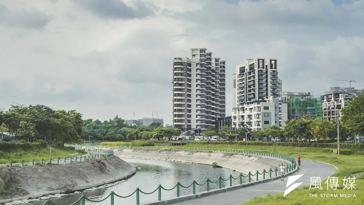 後勁溪水質變乾淨,成了附近居民休憩的必經之地。(圖/謝昇佑)