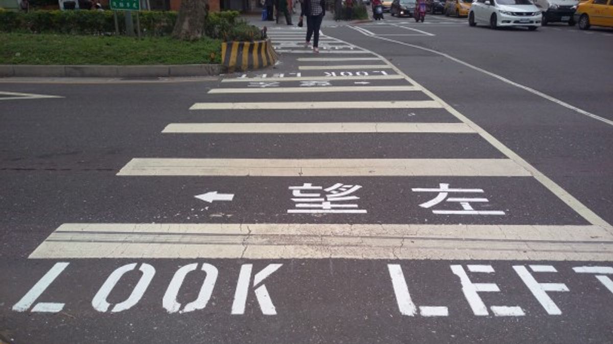 台北市交工處表示,已在仁愛復興路口以及仁愛大安路口,劃設中英文「望左」(Look Left)、「望右」(Look Right)的標字,提醒行人留意左右來車。(交通局提供) 台北市交工處表示,已在仁愛復興路口以及仁愛大安路口,劃設中英文「望左」(Look Left)、「望右」(Look Right)的標字,提醒行人留意左右來車。(交通局提供)