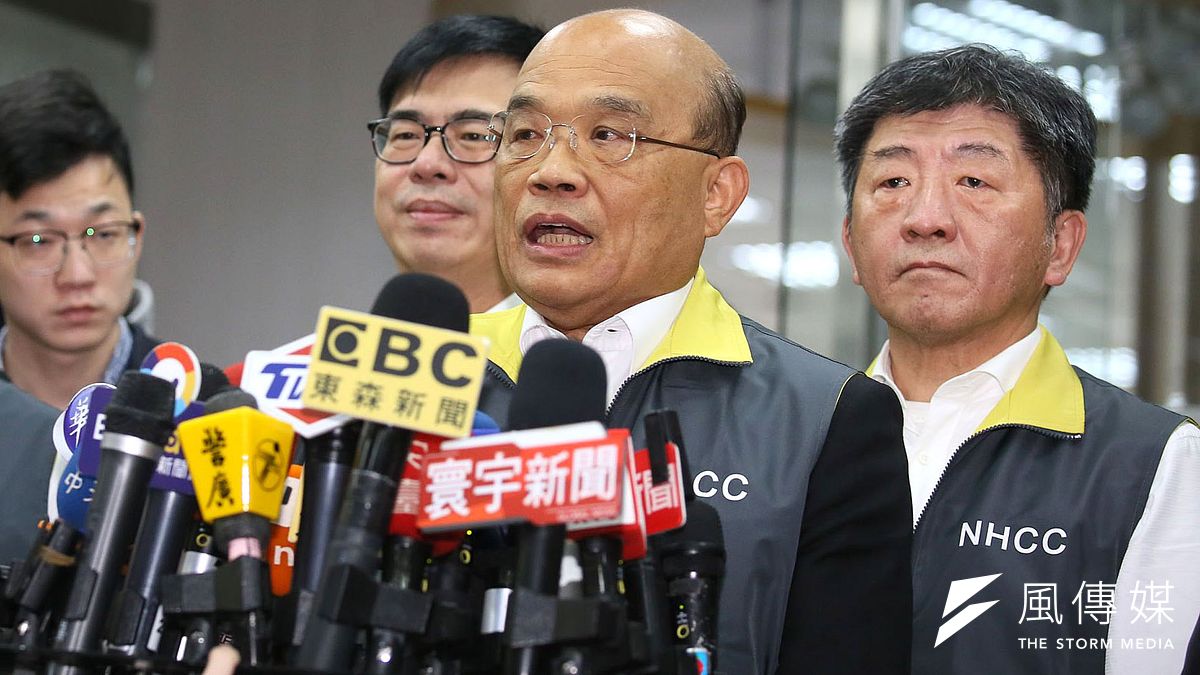 「黃安條款」捲土重來,行政院長蘇貞昌視察中央流行疫情指揮中心時表示,健保必須永續,國人負擔必須公平。(柯承惠攝) 「黃安條款」捲土重來,行政院長蘇貞昌視察中央流行疫情指揮中心時表示,健保必須永續,國人負擔必須公平。(柯承惠攝)