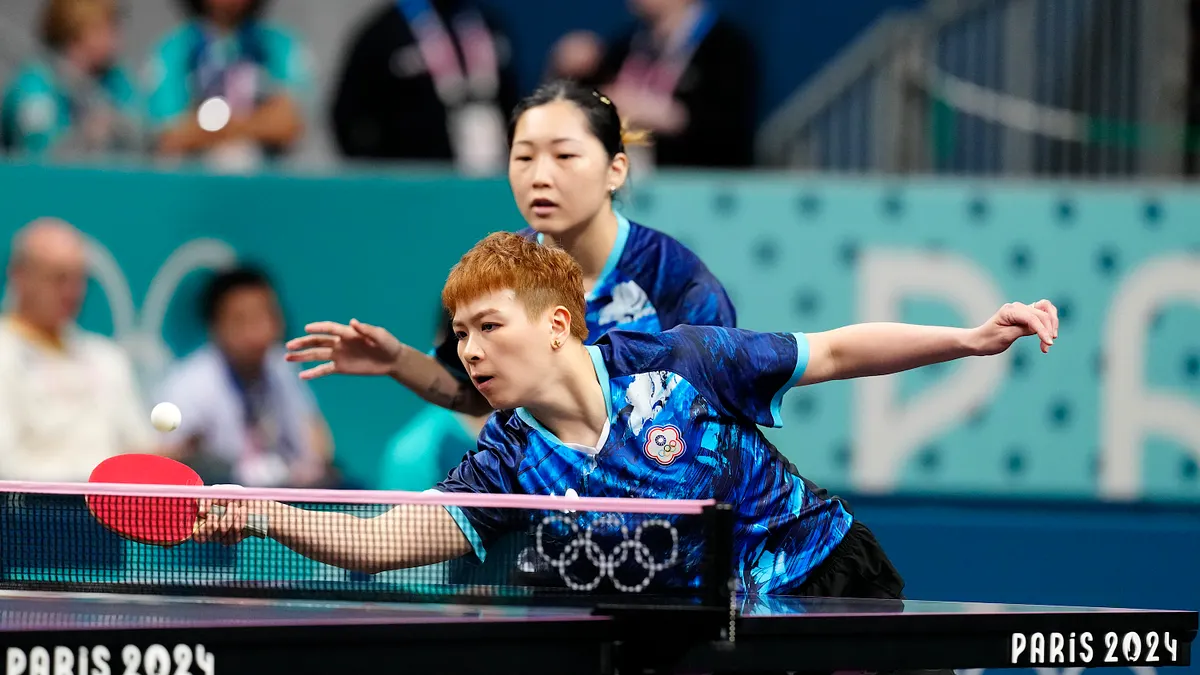 台灣桌球女團選手簡彤娟(左)與陳思羽(右)。(美聯社)