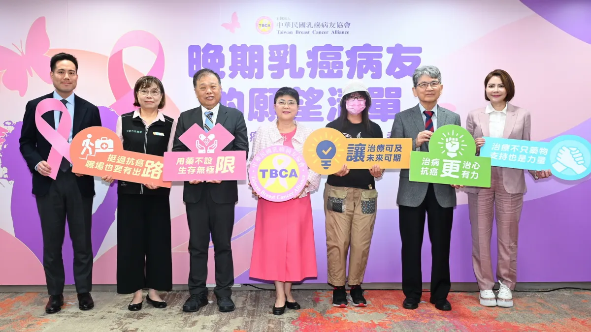 中華民國乳癌病友協會今(7)日舉辦「晚期乳癌病友的願望清單-晚期乳癌用藥擴大給付倡議記者會」,理事長黃淑芳(中)、健保署龐一鳴副署長(左三)、勞發署施淑惠主任秘書(左二)、立法委員王正旭(右二)、陳菁徽(右一)出席為晚期病友發聲。