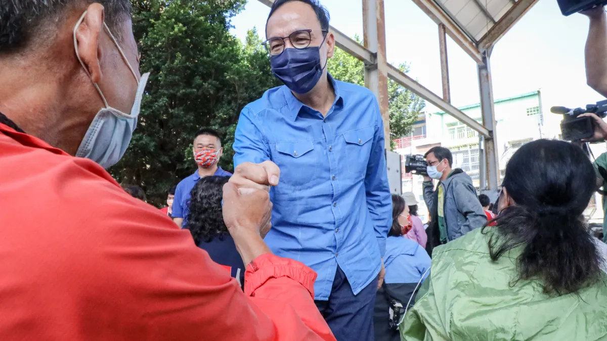 基進黨立委陳柏惟罷免案將於23日投票,國民黨主席朱立倫17日到台中市沙鹿「樂群新莊」客廳會為勘刪Q催票。(國民黨提供)