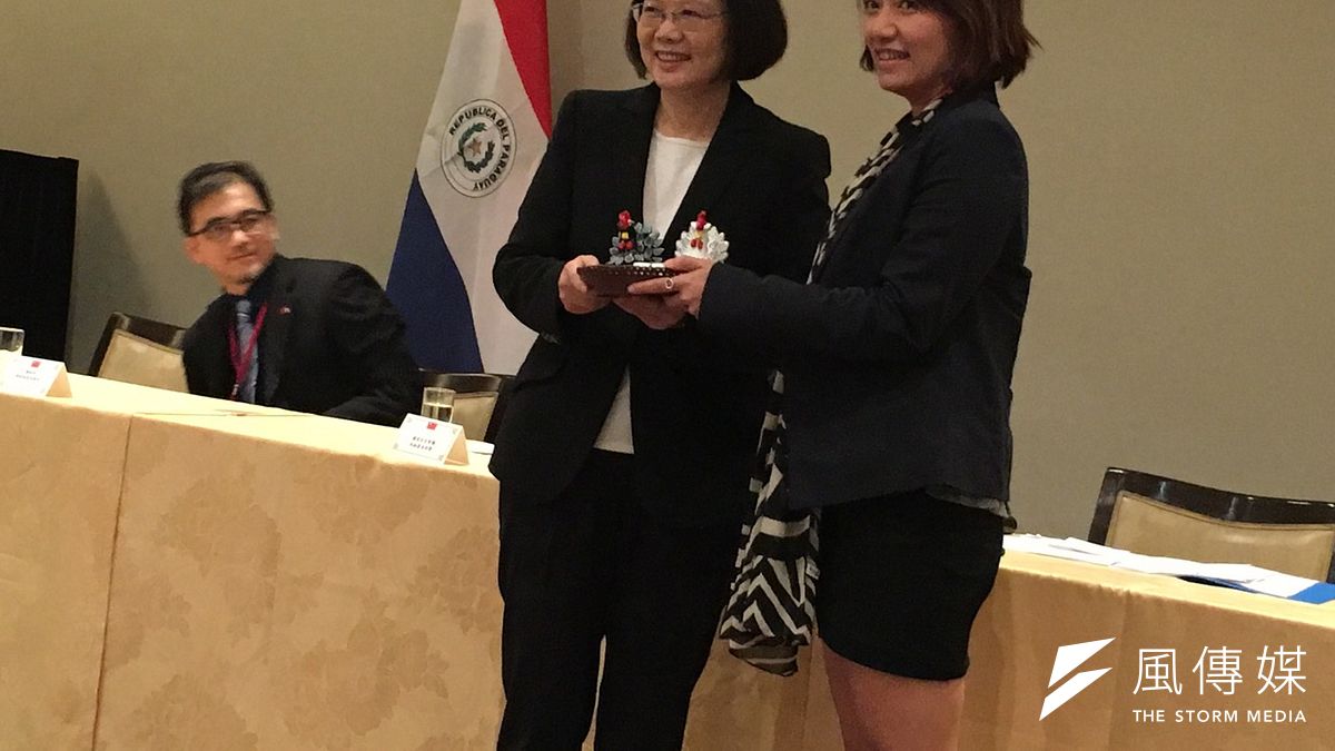 總統蔡英文(中)表示,跟內閣團隊有溝通必要性,是無可避免。(顏振凱攝) 總統蔡英文(中)表示,跟內閣團隊有溝通必要性,是無可避免。(顏振凱攝)