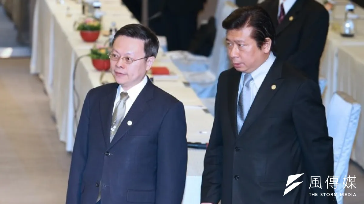 針對張顯耀(右)遭逼辭風波,民進黨立委邱議瑩在場外受訪時直嗆「我真的覺得王郁琦(左)是王八蛋加3級」。(資料照片,吳逸驊攝)