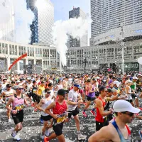 東京マラソン2027は定員を過去最多の4万人に拡大し、世界最高額の優勝賞金や新部門の設立、ブルーインパルスの展示飛行など、20回記念にふさわしいさまざまなプロジェクトを展開する。写真は前回大会の様子。(写真/©東京マラソン財団) 東京マラソン2027は定員を過去最多の4万人に拡大し、世界最高額の優勝賞金や新部門の設立、ブルーインパルスの展示飛行など、20回記念にふさわしいさまざまなプロジェクトを展開する。写真は前回大会の様子。(写真/©東京マラソン財団)
