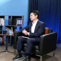 台北市長蔣萬安(右)8日在中天節目《綠也掀桌》接受選戰以來第一場專訪,受前立委郭正亮、媒體人李珮瑄訪問。(取自中天Youtube) 台北市長蔣萬安(右)8日在中天節目《綠也掀桌》接受選戰以來第一場專訪,受前立委郭正亮、媒體人李珮瑄訪問。(取自中天Youtube)