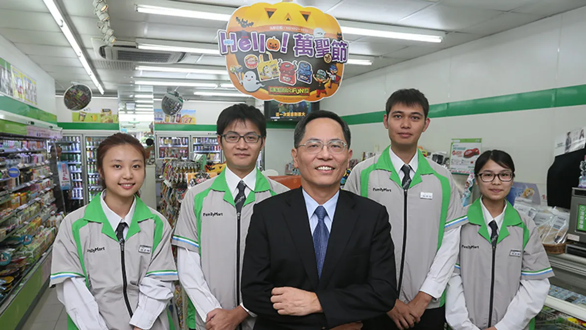 無畏連日高溫,全家逆勢備貨十多萬件禦寒衣物,希望靠策略獲利。(圖/蘇義傑攝,遠見雜誌提供)