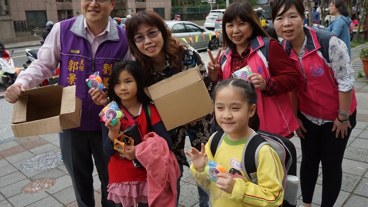 兒童節將至 新手媽媽民代心意禮 學童嗨翻天