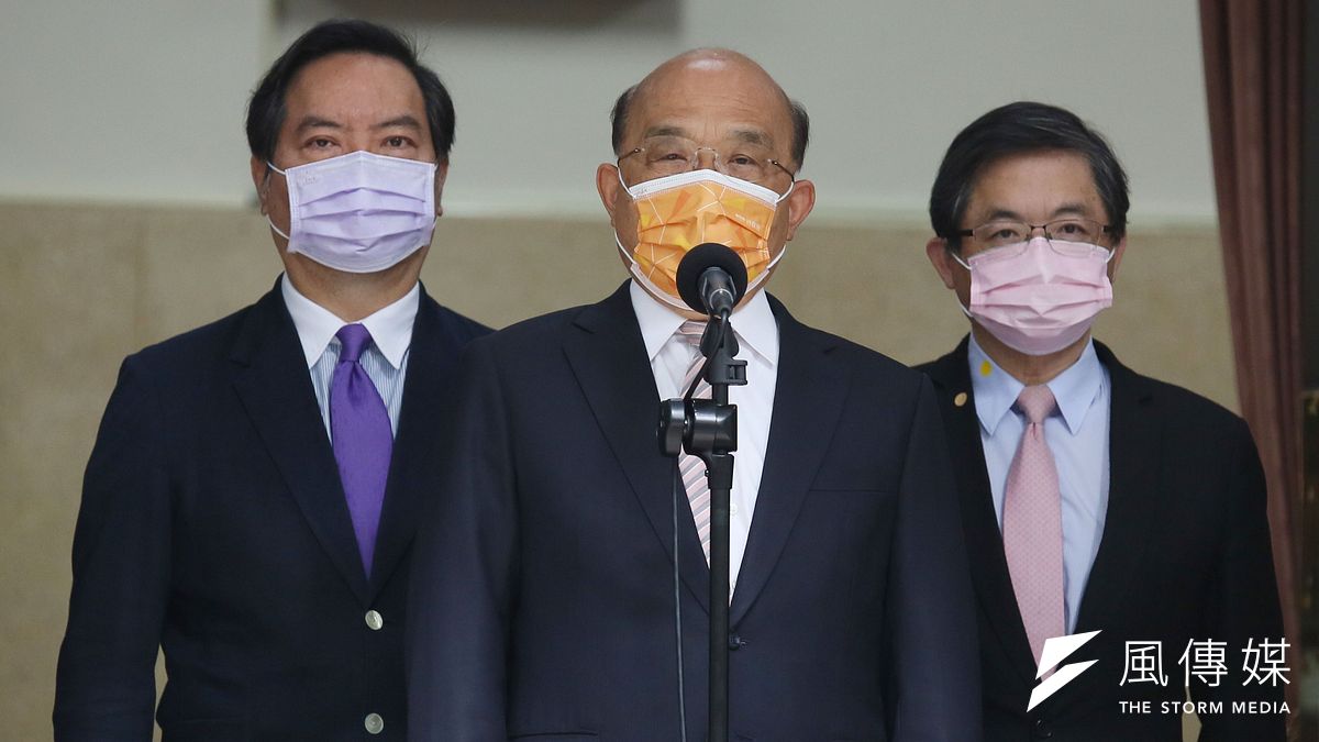 行政院院長蘇貞昌(中)19日赴立法院報告「111年度中央政府總預算案」編製經過並備質詢,會前接受媒體訪問。(柯承惠攝) 行政院院長蘇貞昌(中)19日赴立法院報告「111年度中央政府總預算案」編製經過並備質詢,會前接受媒體訪問。(柯承惠攝)