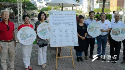 高雄市觀光局長曾姿雯(左三)與26家三輪餐車業者成立夢想合作聯盟,即日起從愛河畔起步,正式朝三輪餐車合法經營邁進。(圖/徐炳文攝)