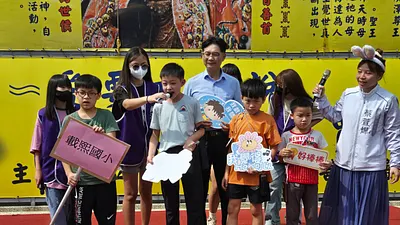 竹市廣澤慈善協會舉辦「愛要大聲說」大聲公比賽,各校師長及家長陪同小朋友上台挑戰,以最宏亮的聲音表達對感恩之人愛的吶喊。(圖/方詠騰攝)