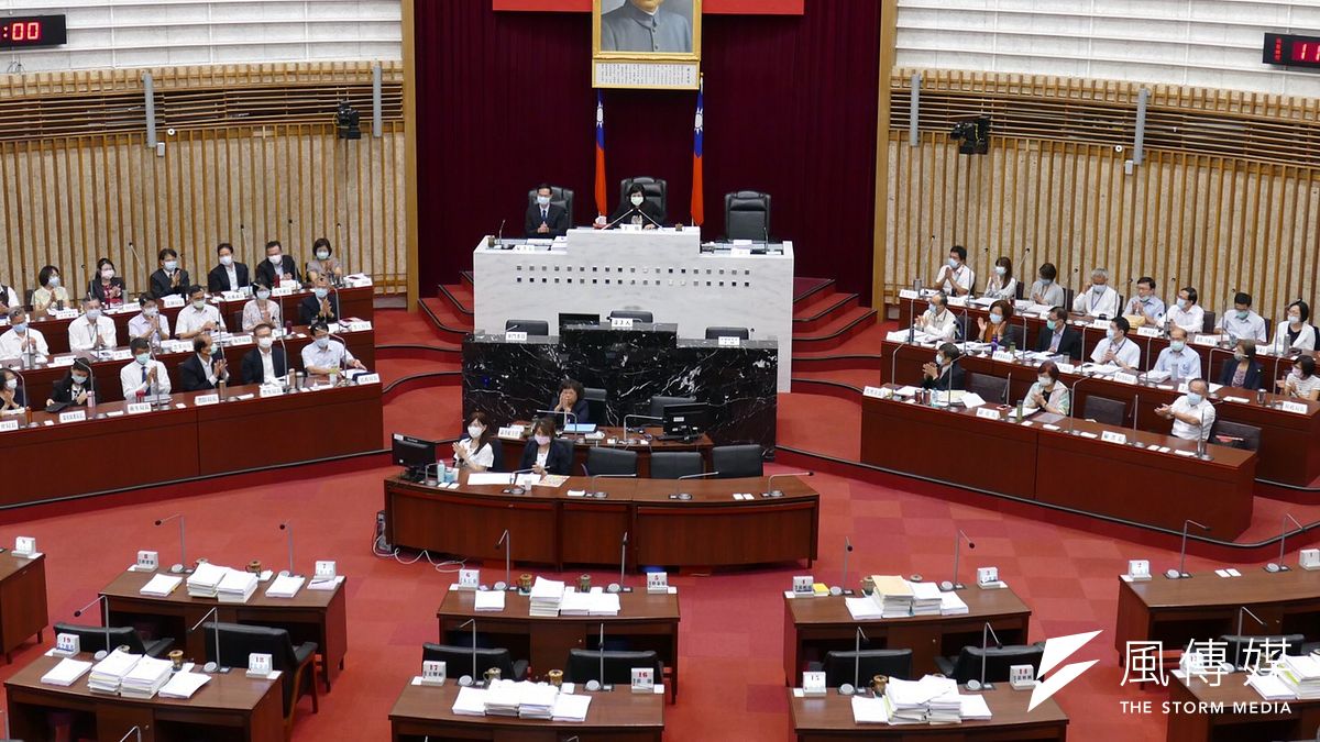 高市警察局長李永癸遭中央閃電拔官,代理議長陸淑美認為中央警政人事調整毫無體制,令人遺憾,她帶頭與現場議員為李永癸鼓掌,感謝其對高雄治安的努力和貢獻。(圖/徐炳文攝) 高市警察局長李永癸遭中央閃電拔官,代理議長陸淑美認為中央警政人事調整毫無體制,令人遺憾,她帶頭與現場議員為李永癸鼓掌,感謝其對高雄治安的努力和貢獻。(圖/徐炳文攝)