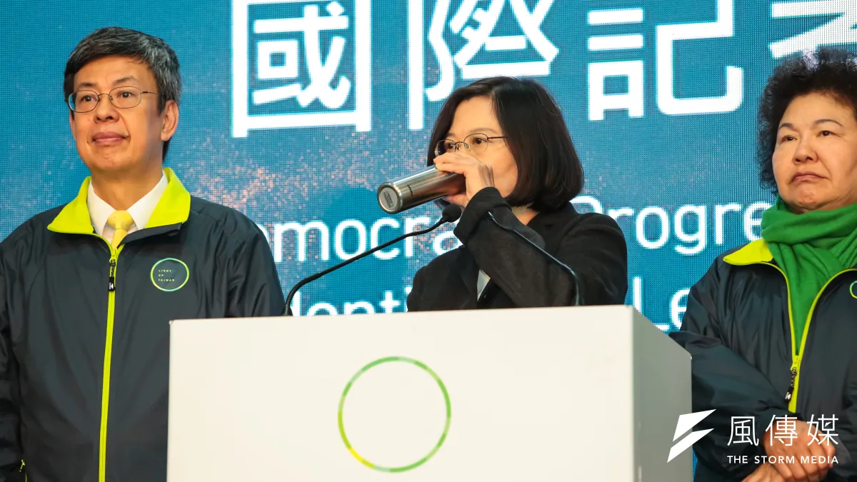蔡英文在當選後的國際記者會上聲音沙啞,頻頻喝水緩解喉嚨不適。(資料照,顏麟宇攝)