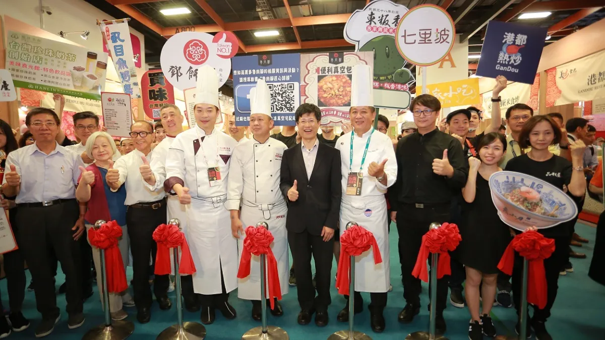 經濟部商業司副司長陳秘順(圖中)出席2018台灣美食展「美味食光」主題館,會同貴賓及業者開幕剪綵,現場吸引許多民眾觀展。(圖/經濟部提供)