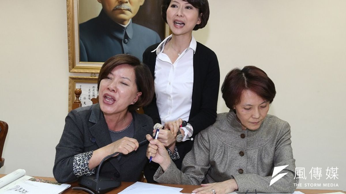 立法院內政委員會審查廢核條例,國民黨立委黃昭順(右)以一擋十,爭搶麥克風攔下法案審查。(吳逸驊攝) 立法院內政委員會審查廢核條例,國民黨立委黃昭順(右)以一擋十,爭搶麥克風攔下法案審查。(吳逸驊攝)