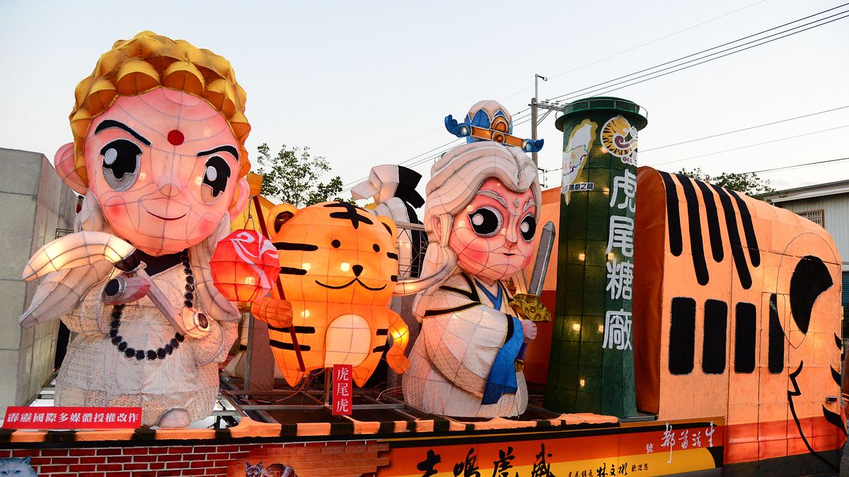 虎尾花燈車遊行 民眾提燈祈福踩街 虎尾花燈車遊行 民眾提燈祈福踩街