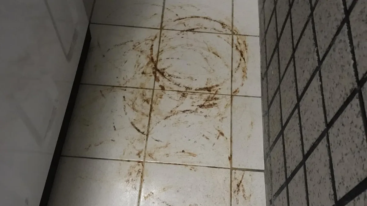 家中浴室、陽台的磁磚地板上,常因久放鐵架、鐵罐等鐵製品,加上環境潮濕,導致磁磚表面留下一圈圈頑固的棕色鏽痕。(圖/翻攝自臉書社團裝潢DIY研究室)