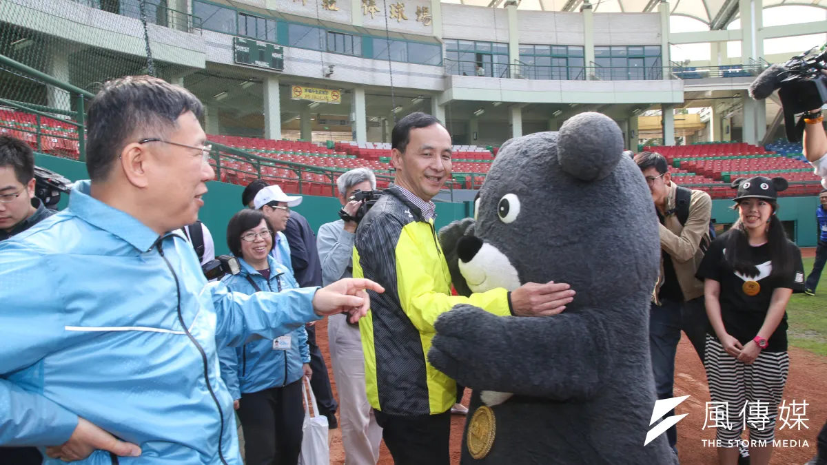 台北市長柯文哲與新北市長朱立倫22日出席「雙北合作交流平台」會議,並一同觀賞熊讚之舞。(陳明仁攝)