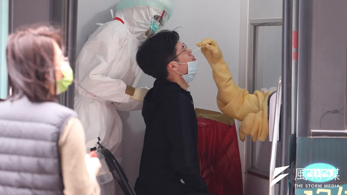 據統計,過去1周本土個案已累計557人確診,更連續2天病例數破百。示意圖。(資料照,顏麟宇攝) 據統計,過去1周本土個案已累計557人確診,更連續2天病例數破百。示意圖。(資料照,顏麟宇攝)