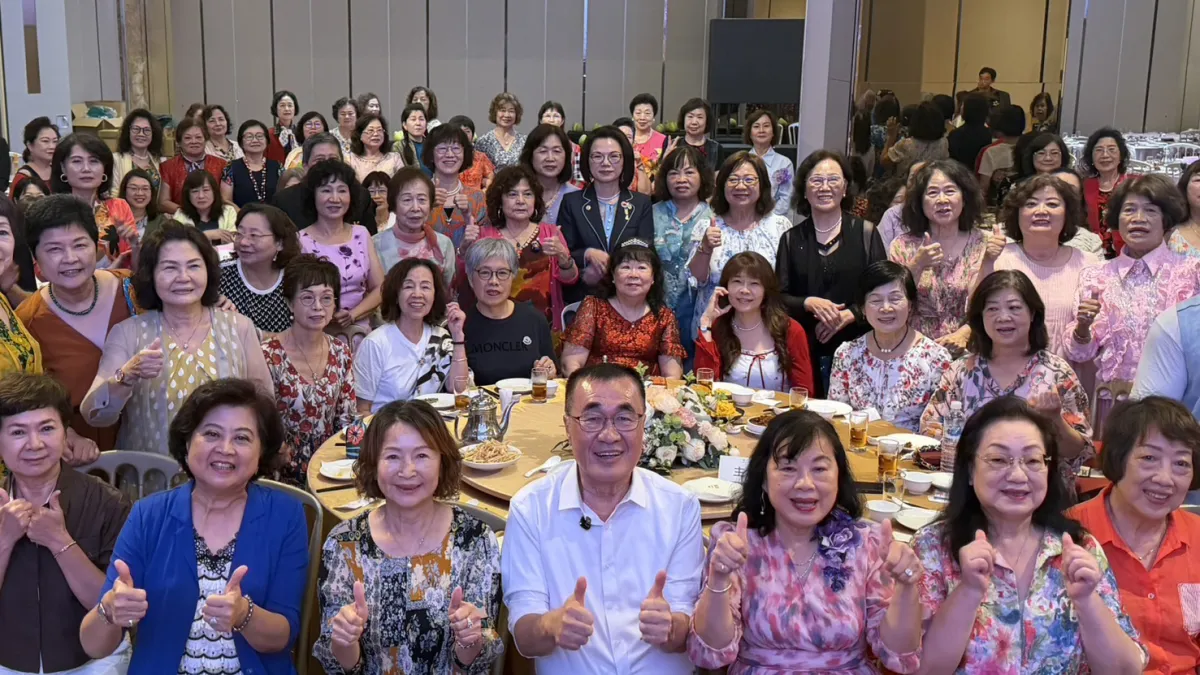 李四川出席新北市工商婦女企業管理協會聯席會議,受到現場熱烈歡迎,並宣示將推動好孕及友善托育政策,作為每個家庭堅實的後盾。(圖/李四川競辦)