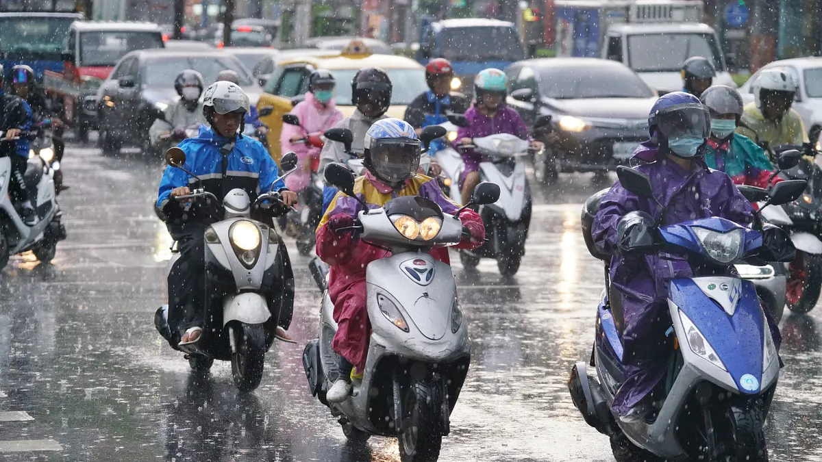 最近雙北地區連日豪雨,網友分享在路口巧遇「三人同款」螢光黃雨衣的畫面,引發網友大讚這款雨衣「便宜耐穿CP超高」。(資料照/盧逸峰攝) 最近雙北地區連日豪雨,網友分享在路口巧遇「三人同款」螢光黃雨衣的畫面,引發網友大讚這款雨衣「便宜耐穿CP超高」。(資料照/盧逸峰攝)