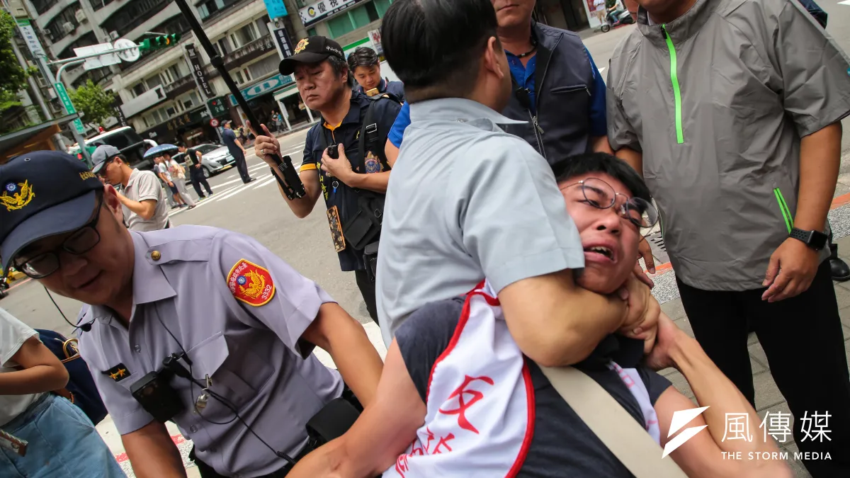 8月2日台灣土地正義行動聯盟等團體召開土地迫遷記者會,遭優勢警力勒脖驅離。(資料照,顏麟宇攝)