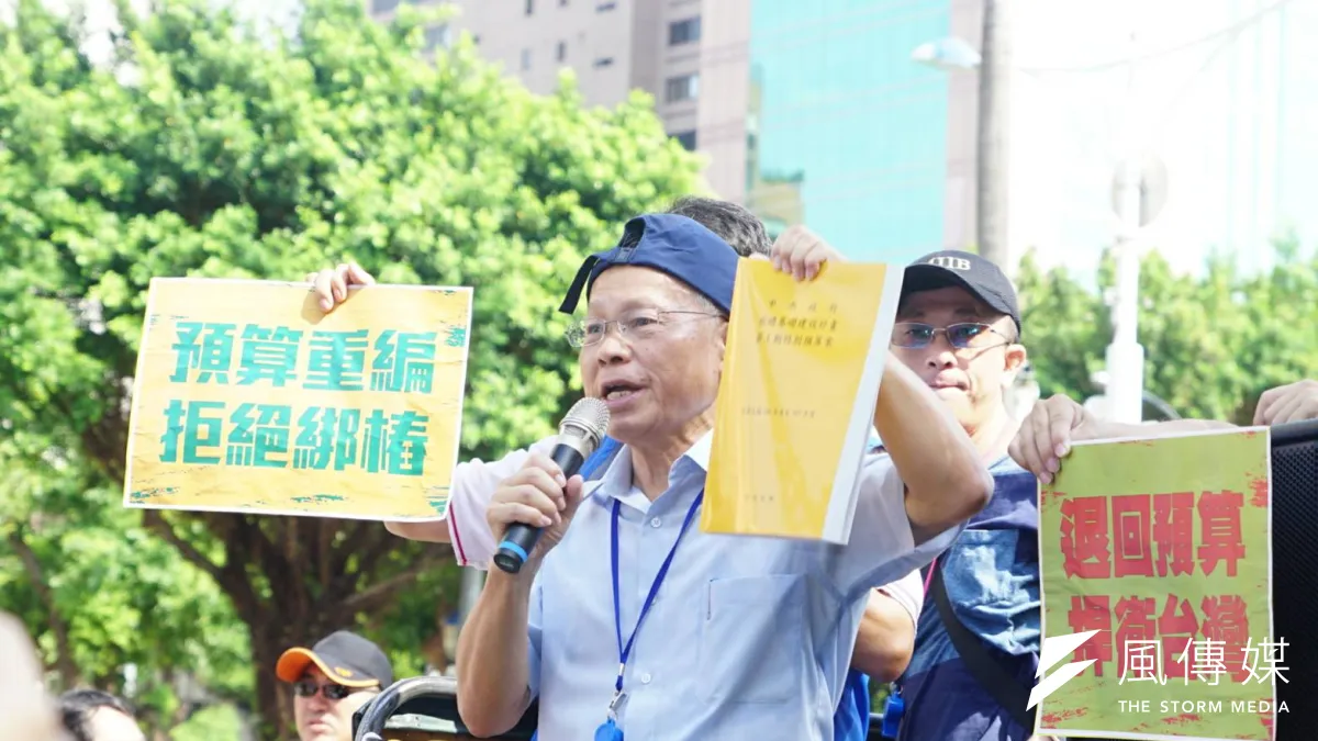 國民黨代理主席林政則現場聲援「反前瞻、堵林全」路過行動,並表示民進黨根本是愛錢不愛民,搶走軍公教警應得的錢。(盧逸峰攝)