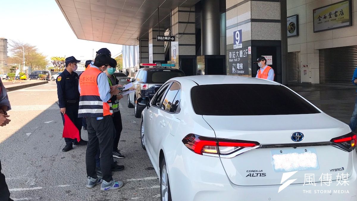 白牌車成為防疫漏洞,高雄市政府即日起與高雄市區監理所及高雄區監理所加強擴大取締白牌車,呼籲民眾搭乘計程車應選合法之計程車,以確保自身安全。(圖/徐炳文攝) 白牌車成為防疫漏洞,高雄市政府即日起與高雄市區監理所及高雄區監理所加強擴大取締白牌車,呼籲民眾搭乘計程車應選合法之計程車,以確保自身安全。(圖/徐炳文攝)
