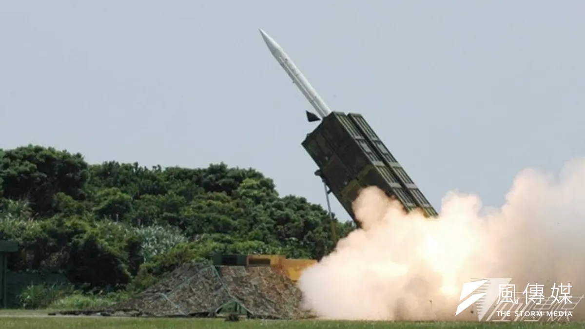 中科院研發的雄二E巡弋飛彈、雄三超音速反艦飛彈以及天弓三型防空飛彈在技術上均有長足進步,唯有雲峰中程飛彈受制於兩岸關係,進度遠遠落後。圖為天弓飛彈。(國防部提供)