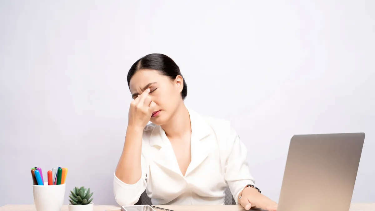 上班族長時間配戴隱形眼鏡,醫師建議使用兼具高透氧及柔軟的矽水膠鏡片。