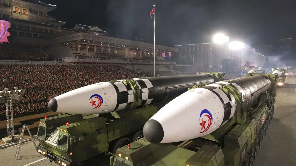 2023年2月8日,北韓平壤舉行建軍75週年閱兵式,洲際彈道飛彈正通過閱兵台。(美聯社)