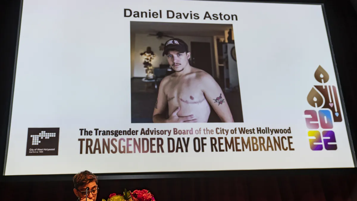 2022年11月20日,在國際跨性別紀念日上,音樂家Ryan Cassata追悼在科羅拉多州LGBTQ夜店槍擊案中的跨性別者Daniel Davis Aston。